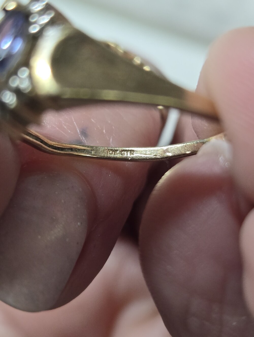 Vintage 10kt Gold Ring with Light Purple Oval Stone - Picture 8 of 10